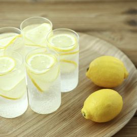 woda z cytryną i kurkumą