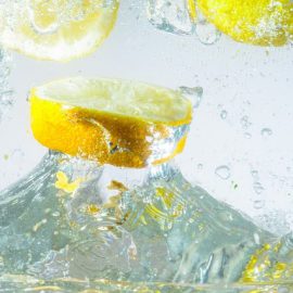 wypicie ciepłej wody z cytryną